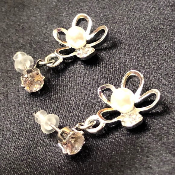 *6 for $10!* Silver Flower Gem Crystal Rhinestone Pearl Stud Dangle Earrings - Picture 6 of 7